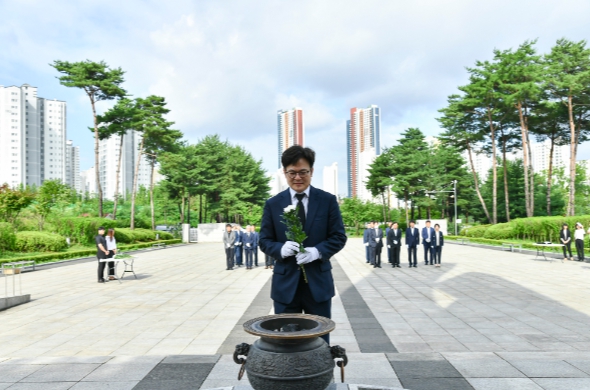 김병수 김포시장이 마산동 현충탑을 찾아 헌화하고 있다.
