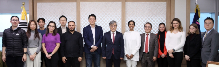 김진용 청장(오른쪽부터 일곱번째)이 케임브리지대 밀너연구소 일행을 접견하고 포즈를 취하고 있다.