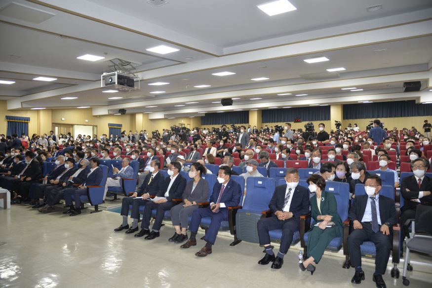 도성훈교육감전체사진.JPG