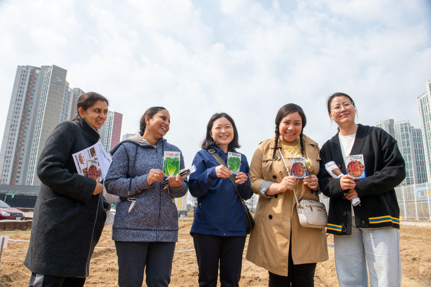 230403 관련사진 2(외국인 텃밭 가꾸기).jpg