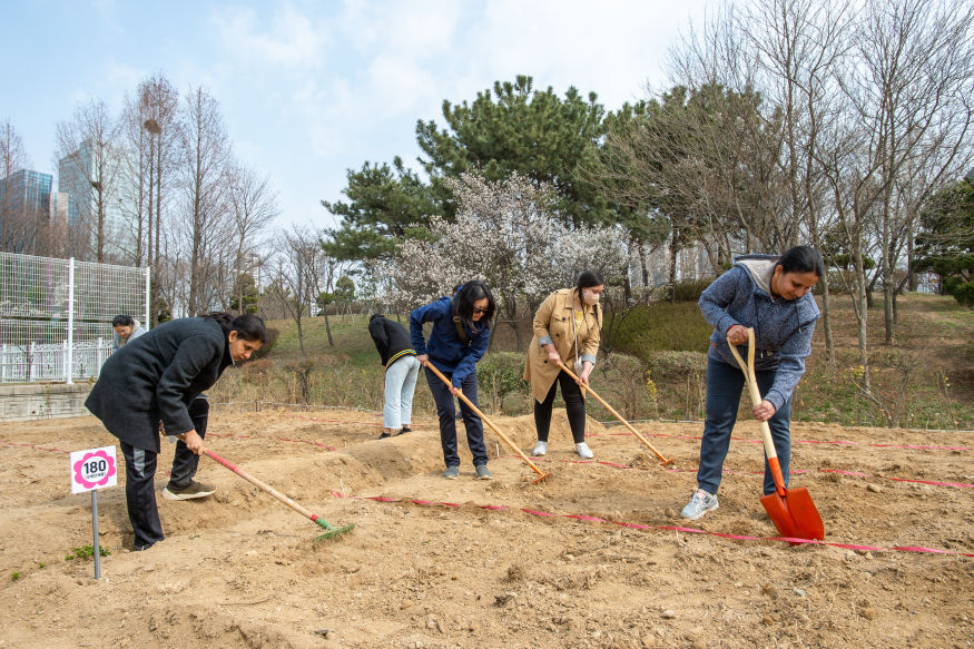 230403 관련사진 3(외국인 텃밭 가꾸기) (1).jpg