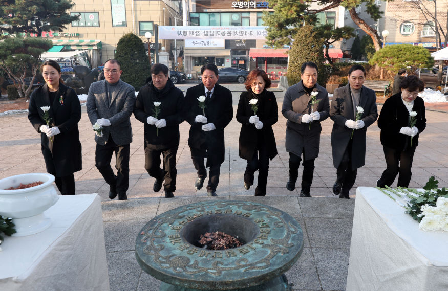 20240102 황어장터 만세운동 기념탑 참배 (12).jpg