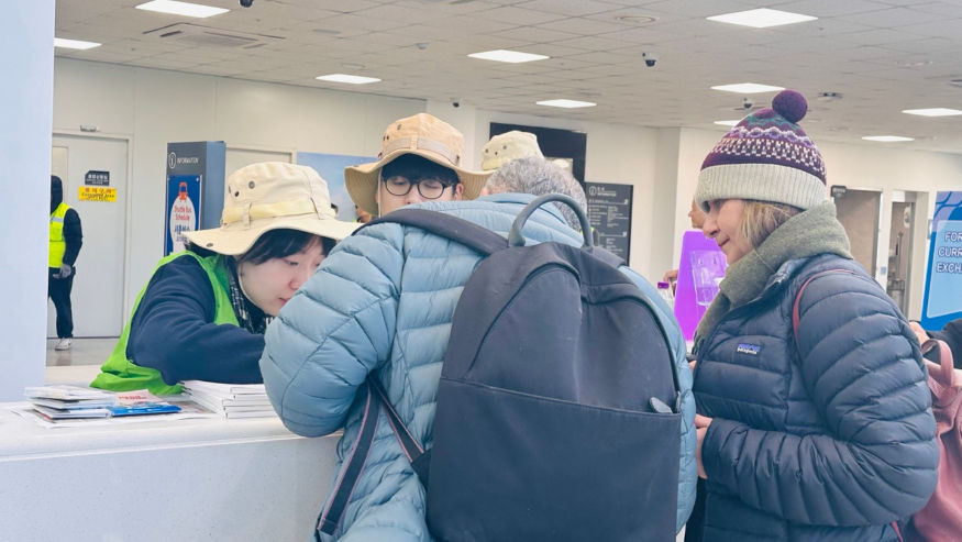 크루즈 터미널에서 인천시티투어 탑승 안내를 받는 크루즈 승객.jpg