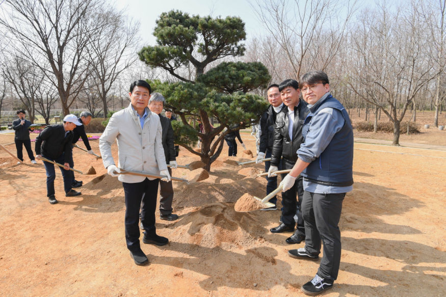 나무심기 행사 기념식수 01.jpg