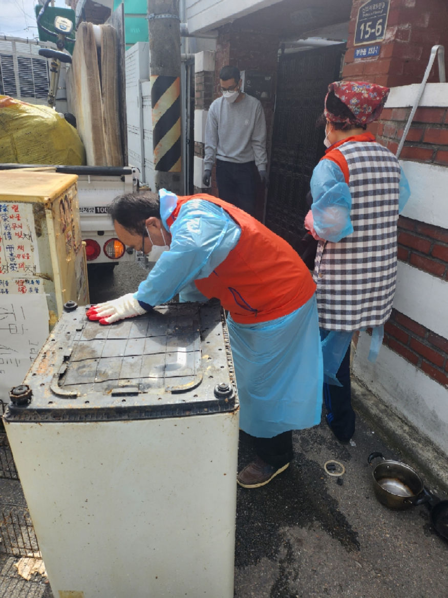 협의체 위원들이 페가전과 가구를 처리 하고 있다. (사진=부평4동 맞춤형복지팀) 3. 부평4동 지역사회보장협의체, 취약계층 주거환경개선 실시2.jpeg