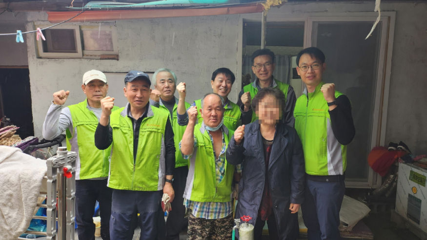 사진제공 : 부개1동 맞춤형복지팀 10. 송내사랑의교회, 부개1동 내 주거 취약계층 대상 ‘사랑의 집 고치기’사업 실시.jpg