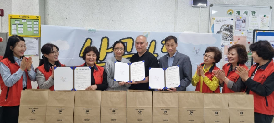 사진제공 : 산곡4동 맞춤형복지팀 5. 산곡4동 지역사회보장협의체, 은혜식당과 업무협약 맺고 취약계층에 매달 부식 지원.jpeg