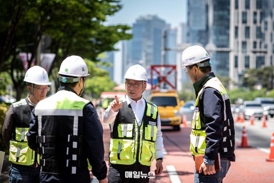 송도국제도시 내 도로·교통·교량 시설물 집중 정비 ★240516_사진자료(인천시설공단,_APEC_정상회의_인천_유치를_위한_도로_시설물_집중_점검)1.jpg