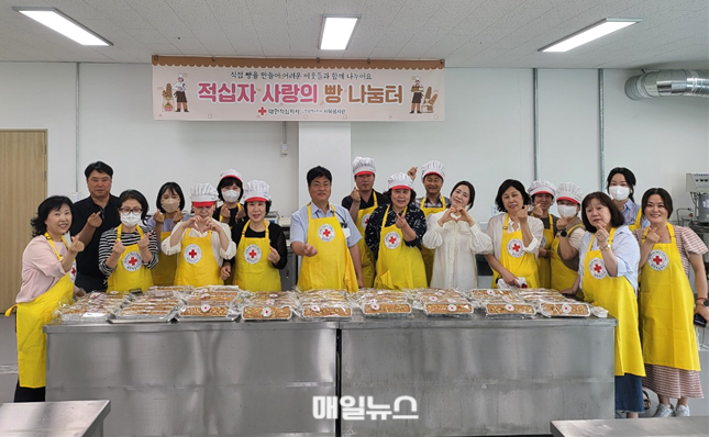 대한적십자사 인천지사 서북봉사관, 서구 요양시설협회와 사랑의 제빵봉사활동을 펼쳤다. (사진 : 대한적십자사 인천지사) 1.png