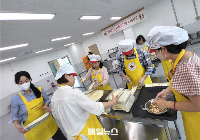 대한적십자사 인천지사 서북봉사관, 서구 요양시설협회와 사랑의 제빵봉사활동을 펼쳤다. (사진 : 대한적십자사 인천지사) 2.png