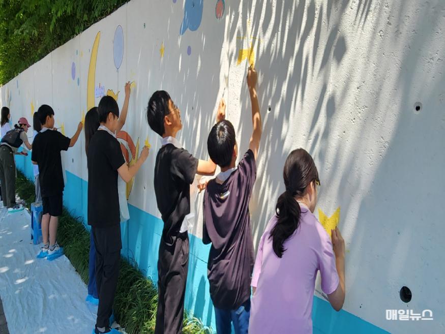 계양구 계산2동, 주민자치회가 계산초등학교 오래된 담장 보수 및 미관 개선을 위해 ‘아름다운 계산2동 벽화로 만들기’ 사업 추진 (사진 : 계양구) 0604 계산2동 ‘아름다운 계산2동 벽화로 만들기’ 사업 추진 (2)1.jpg
