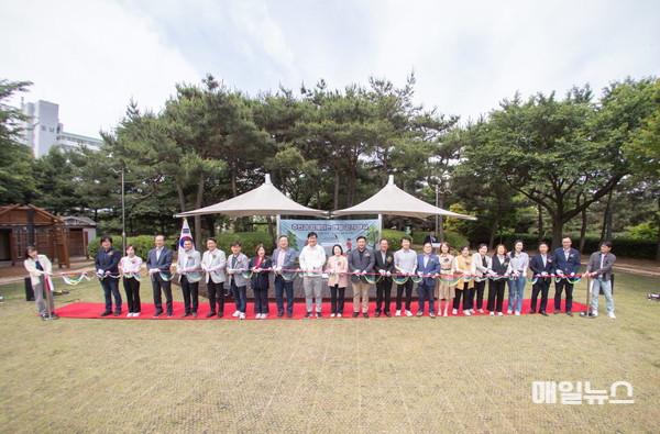 인천 서구, 주민과 함께하는 맨발 걷기 행사 개최 (사진 : 인천 서구청) 601525_736521_230.jpg