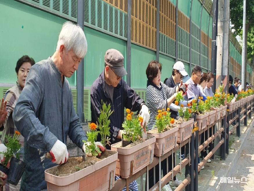 효성2동 주민자치회, 북인천여중 학굣길 꽃길 조성 (사진 : 효성2동 주민자치회) 0613 효성2동 주민자치회, 북인천여중 학굣길 꽃길 조성1.jpg