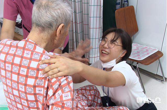 산책을 마치고 돌아온 김행선(90세, 알츠하이머 2016년 진단)할아버지가 송보름달 인천광역치매센터 간호사(휴머니튜드 전문교육자)와 하이파이브를 하고 있다. (출처 : 인천시) 2.jpg
