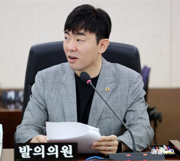 인천시의회 신성영 의원이 바이오 국가첨단전략산업 특화단지 인천 유치를 지지하는 의사 발언을 하고 있다. (출처 : 인천시의회) 3.jpg