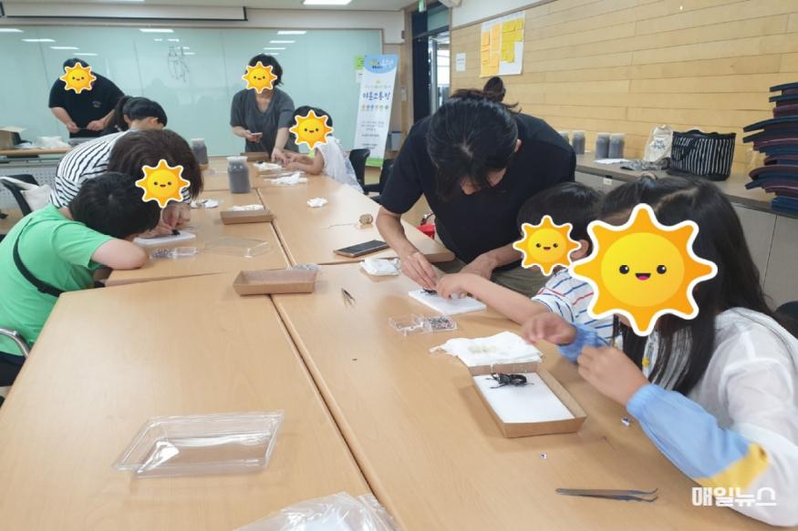 인천나비공원에서 진행 중인 ‘썸머 벅스라이프 스쿨’ 활동 모습. (출처 : 부평구) 3. 인천나비공원, 썸머 벅스라이프 스쿨 운영1.jpg