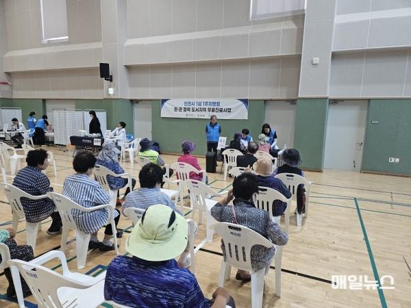 인천 옹진군과 뉴성민병원이 북도면 국민체육센터에서 북도면 주민을 대상으로 무료진료를 하,고있다. (출처 : 옹진군) 459863_285202_437.jpg