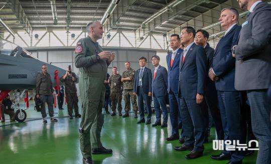 폴란드 민스크 마조비에츠키 기지를 방문한 신원식 국방부장관과 파베우 베이다 폴란드 국방차관에게 기지단장 크지쉬토프 스토비에츠키 대령이 20일(현지시간) FA-50 경전투기 운용 현황에 대해 설명하고 있다. 신원식 장관과 파베우 베이다 국방차관은 폴란드 국기를 형상화 한 넥타이를 함께 착용하고 있다. (출처 : 국방부) 1.jpg
