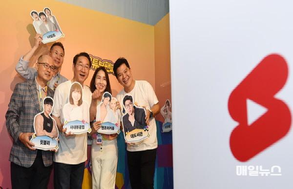 유정복 인천시장이 29일 파라다이스시티에서 열린 유튜브 팬페스트 코리아 2024에서 부스 체험을 하고 있다. ⓒ 인천시 21.jpg