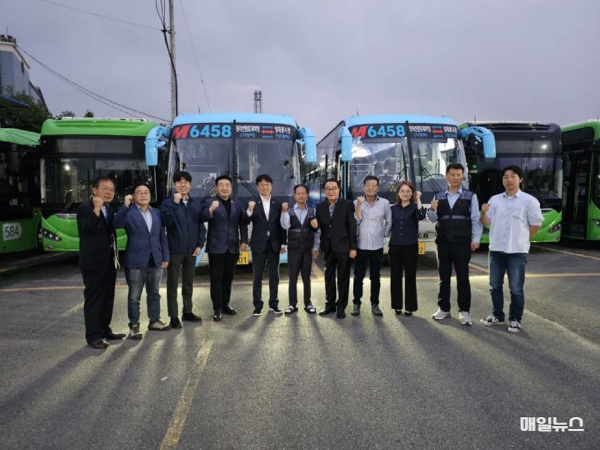 인천 서구(을) 지역위원회 정종혁 시의원, 김춘수, 정태완, 김원진, 이용우 의원이 청라에서 강남 향하는 M6458번 기사님과 함께 첫 운행에 함께 참여하여 사진 촬영하는 모습 ⓒ 이용우 의원실 11.jpg