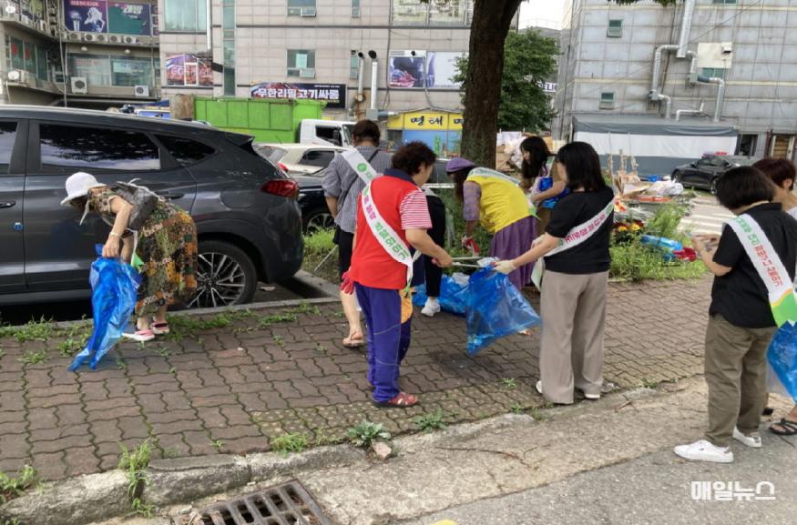 마전동 통장자율회와 함께 하는 클린업데이 및 환경사랑 캠페인 실시 ⓒ 인천 서구청 3마전동 통장자율회와 함께 하는 클린업데이 및 환경사랑 캠페인 실시(1)1.jpg