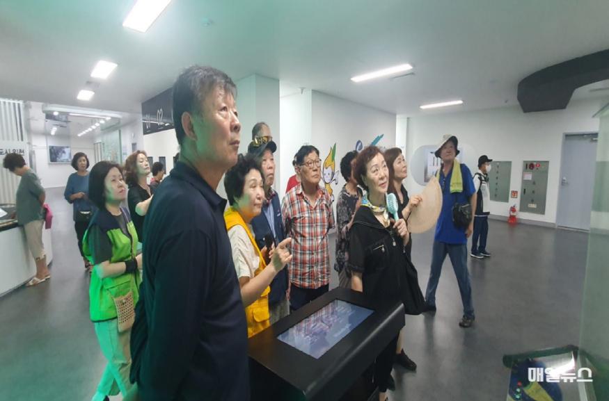 인천 서구 자원순환V캠페인 활동 전개 ‘청라 소각장 선진사례 현장 견학’ ⓒ 인천 서구청 5인천 서구 자원순환V캠페인 활동 전개 ‘청라 소각장 선진사례 현장 견학’(2)1.jpg
