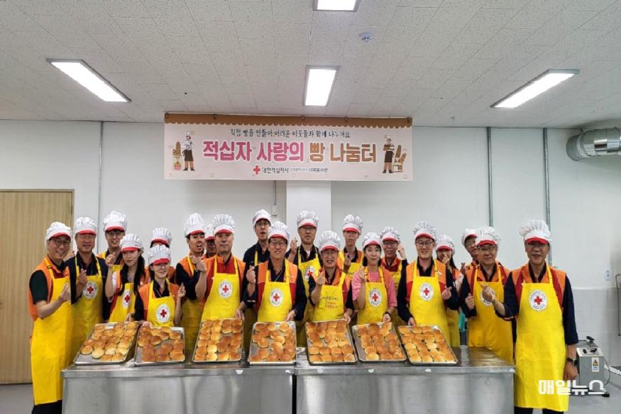 대한적십자사 인천지사 서북봉사관에서 SK석유화학 직원들이 제빵 봉사활동을 하고 기념사진을 촬영하고 있다. ⓒ 대한적십자사 인천지사 SK인천석유화학1.jpg