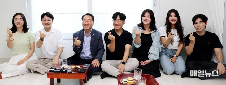 유정복 인천시장이 31일 부평구 십정동 천원주택 현장을 방문해 신혼부부들과 소통 간담회를 갖고 기념촬영을 하고 있다. ⓒ 인천시 1.jpg
