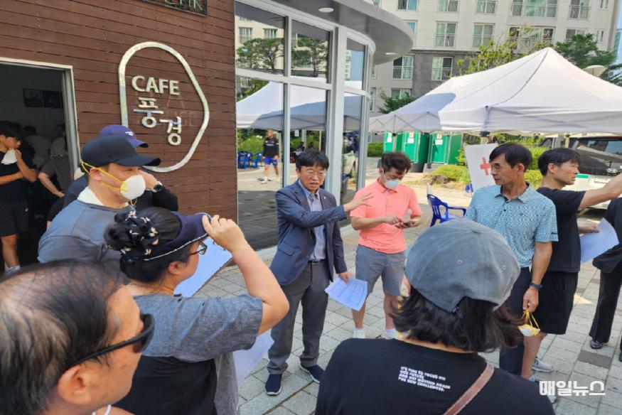 이용우 의원, 전기차 화재사건 피해주민 위한 임시숙소 120호 이끌어내 ⓒ 이용우 의원실 피해아파트에서설명중인이용우1.jpg