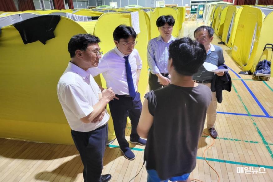 5일 인천 서구 이재민 임시주거시설에서 피해주민 의견을 경청하는 이용우 국회의원. (좌측부터 더불어민주당 고남석 인천시당위원장, 이용우 국회의원, 정종혁 인천시의원, 보좌관) ⓒ 이용우 의원실 임시주거시설_피해주민_의견경청중1.jpg