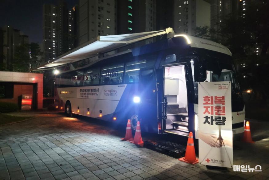 대한적십자사 인천지사가 서구 청라동 아파트 화재 피해 이재민들을 위해 샤워차량(사진 외쪽)과 회복지원차량(사진 오른쪽)을 투입해 지원하고 있다. ⓒ 대한적십자 인천지사 IMG_92651.jpg