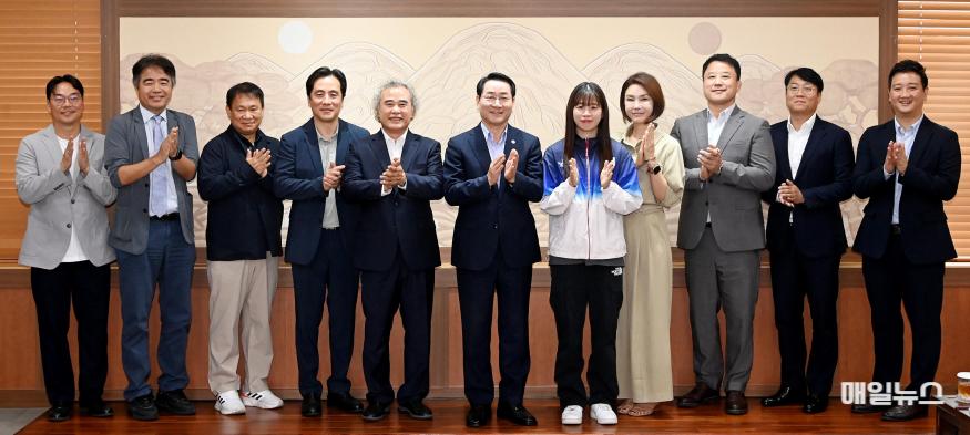 유정복 시장과 학회 일행 단체 사진 ⓒ 인천시 1_한국체육학회_인천에서_글로벌_스포츠_미래를_논하다2.jpg
