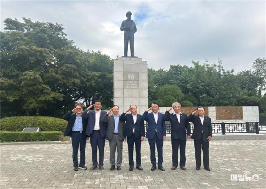 인천 자유공원 맥아더장군 동상 앞 단체사진 (왼쪽부터) 서울시재향군인회 신사철 사무처장, ㈜연평 여행사 이광현 대표, 서울시재향군인회 안동원 공군부회장, 정현조 특임부회장, 이병무 회장, 윤상업 해군부회장, 김원곤 육군부회장 ⓒ 인천관광공사 팸투어_10.jpg