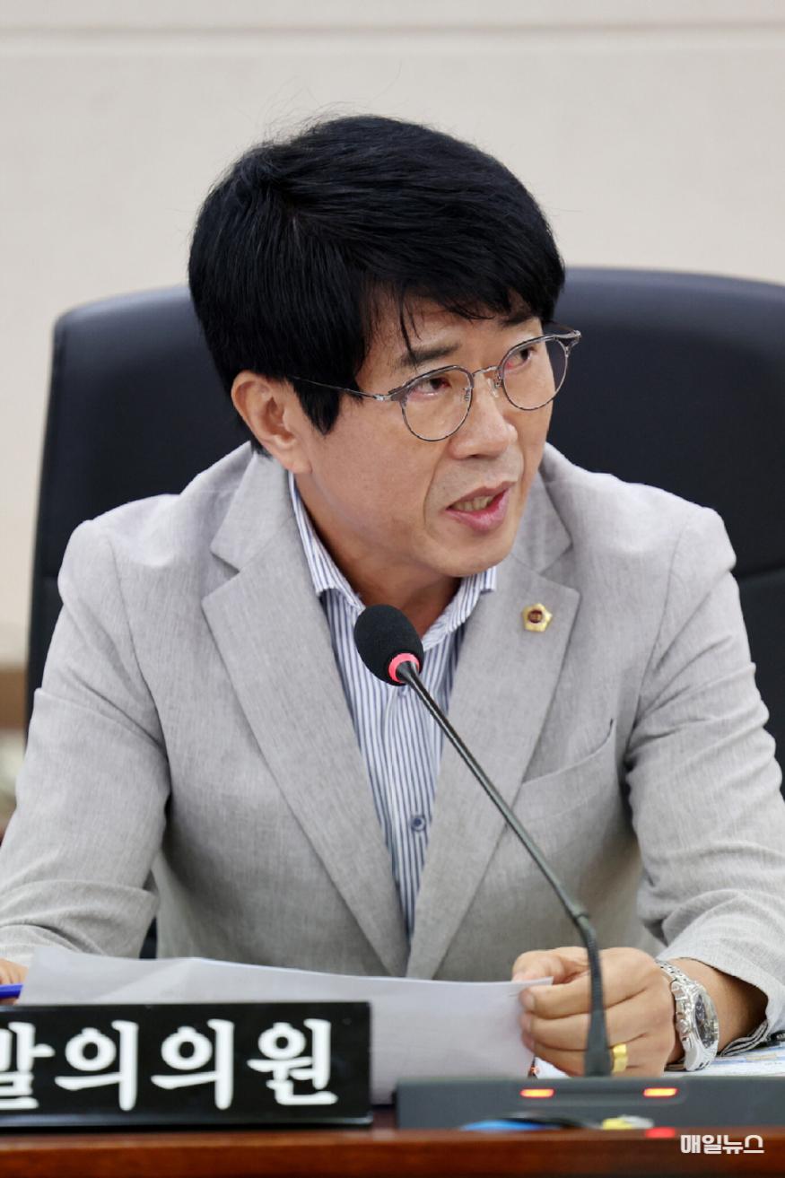 제297회 인천시의회 임시회 제1차 건설교통위원회 박종혁(민주당/부평6) 의원 사진 ⓒ 인천시의회 제297회_인천광역시의회_임시회_제1차_건설교통위원회10.jpg
