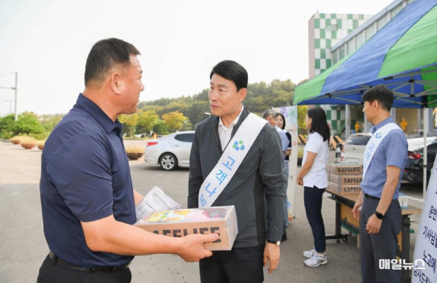 수도권매립지관리공사 송병억 사장이 폐기물 운반기사에게 차량용 소화기를 건내주며 의견을 듣고 있다. ⓒ 수도권매립지관리공사 폐기물 반입차량 고객 대상 추석맞이 나눔 행사0010.jpg
