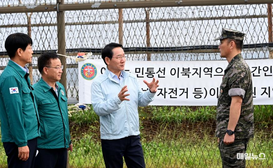 유정복 인천광역시장이 18일 강화군 송해면 당산리 대남 소음방송 현장을 찾아 군관계자로부터 현황을 보고받고 현장을 점검하고 있다. ⓒ 인천시 소음방송 현장 점검0.JPG