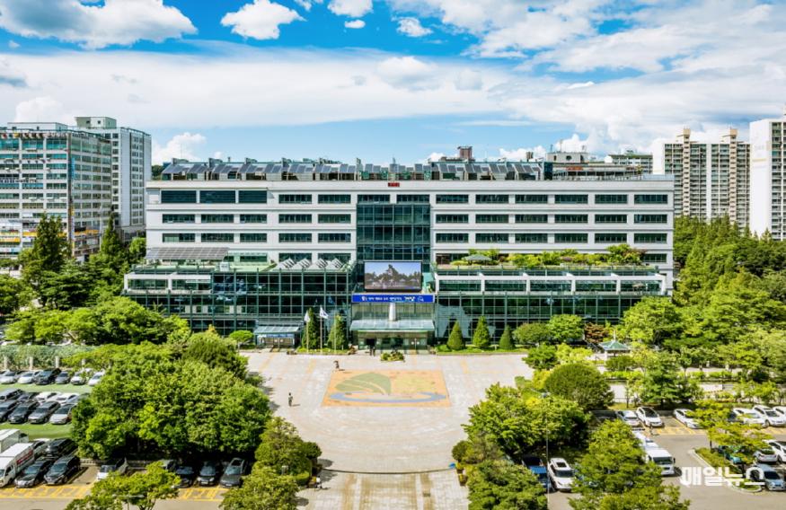 한국도로공사 인천지사, 계양구 동양노인문화센터에 온누리 상품권 100만 원 전달 ⓒ 계양구청 (신버전)계양구청 청사 전경 (1)0.jpg