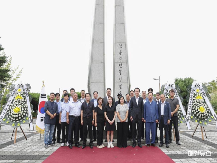 1-2 보도사진(김정헌 구청장 영종진 전몰영령 추모)0.jpg