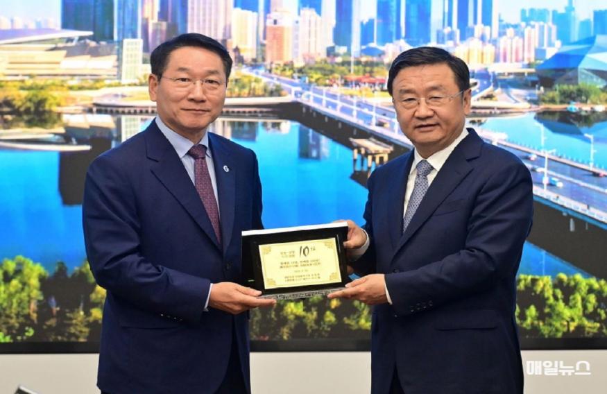 유정복 인천광역시장이 25일(현지시간) 중국 선양시위원회 접견실에서 왕 신 웨이(王新伟) 선양시 서기를 접견하고 기념패를 전달하고 있다. ⓒ 인천시 유정복 인천광역시장이 25일(현지시간) 중국 선양시위원회 접견실에서 왕 신 웨이(王新伟) 선양시 서기를 접견하고 기념패를 전달하고 있다.0.jpg