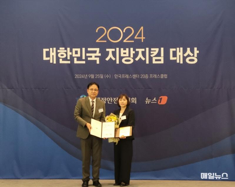 뉴스1 윤태형 상무가 서미숙 영유아정책과장에게 수여하고 기념 촬영 ⓒ 인천시 뉴스1 윤태형 상무가 서미숙 영유아정책과장에게 수여하고 기념 촬영0.jpg