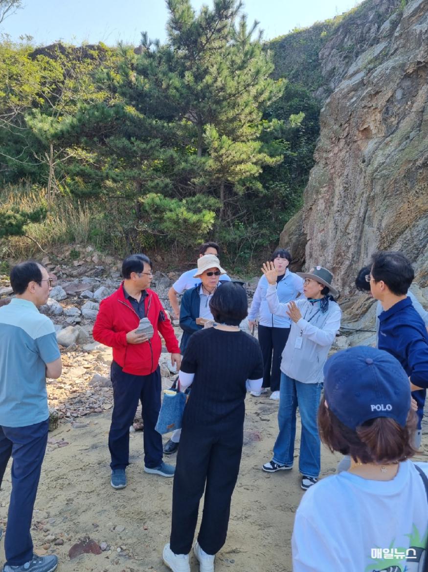 인천시의회 건교위, 원거리 섬 지역 현안 사업 점검 ⓒ 인천시의회 (0929사진)인천시의회 건교위, 원거리 섬 지역 현안 사업 점검 (2).jpg