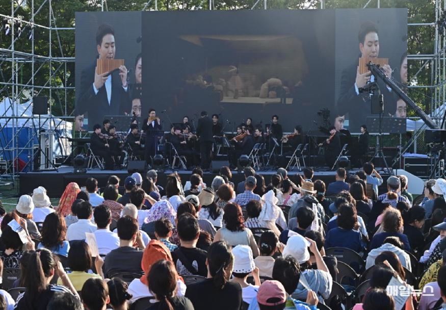 인천환경공단에서 시민들이 전기현의 시네뮤직을 관람하고 있다. ⓒ 인천환경공단 보도10.jpg