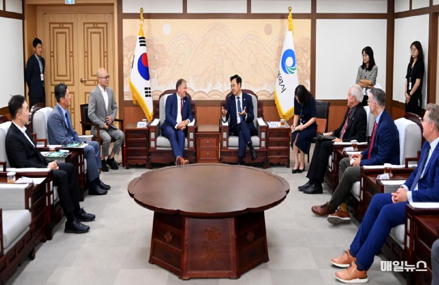 하병필 행정부시장이 28일 시청 접견실에서 열린 '인천시-유타대, 인천 바이오헬스산업 육성 업무협약 체결식'에서 테일러 랜달 유타대학교 총장과 협력방안을 논의하고 있다. ⓒ 인천시 하병필 행정부시장이 28일 시청 접견실에서 열린 '인천시-유타대, 인천 바이오헬스산업 육성 업무협약 체결식'에서 테일러 랜달 유타대학교 총장과 협력방안을 논의하고 있다.0.JPG