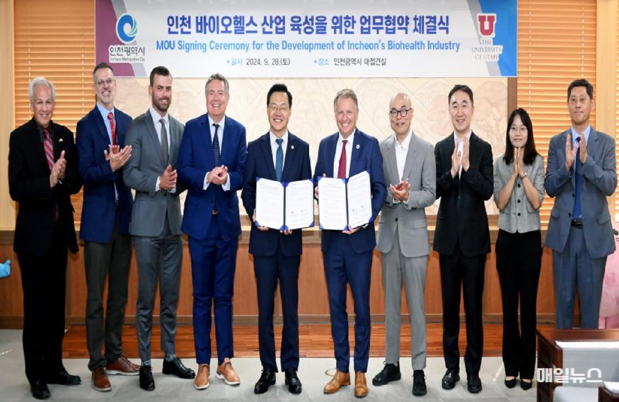 하병필 행정부시장이 28일 시청 접견실에서 열린 '인천시-유타대, 인천 바이오헬스산업 육성 업무협약 체결식'에서 테일러 랜달 유타대학교 총장과 협약을 체결하고 있다. ⓒ 인천시 하병필 행정부시장이 28일 시청 접견실에서 열린 '인천시-유타대, 인천 바이오헬스산업 육성 업무협약 체결식'에서 테일러 랜달 유타대학교 총장과 협약을 체결하고 있다.0.JPG
