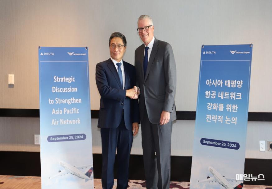 현지시간 25일 오전 (한국시간 25일 저녁) 미국 애틀랜타 소재 LOEWS 호텔에서 인천국제공항공사 이학재 사장(사진 왼쪽)과 델타항공 에드워드 바스티안 회장(사진 오른쪽)이 업무협의 후 기념촬영을 하고 있다. ⓒ 인천공항공사 별첨1_인천공항. 델타항공 업무협의 사진0.JPG