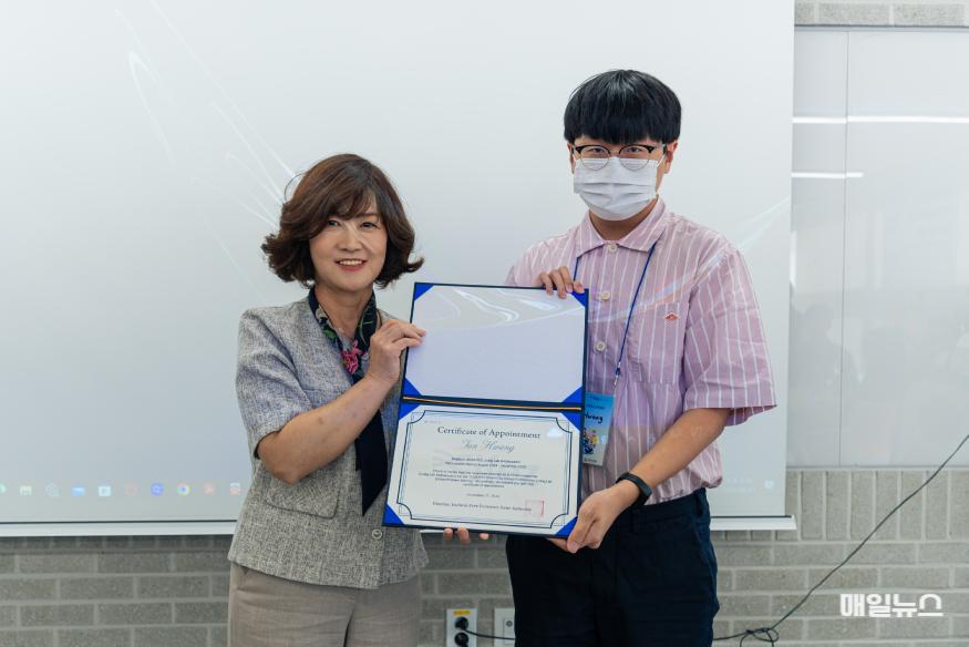 심순옥 IFEZ 스마트시티과장이 지난 27일 IFEZ 스마트시티 리빙랩 시민참여단 발대식에서 리빙랩 앰버서더에게 임명장을 수여하고 있다.jpg