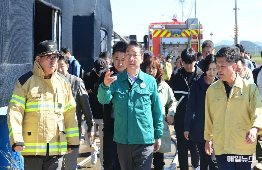 유정복 인천광역시장이 3일 소래포구 인근 비닐하우스 화재현장에서 어민 피해 상황 등을 점검하고 있다.0.jpg