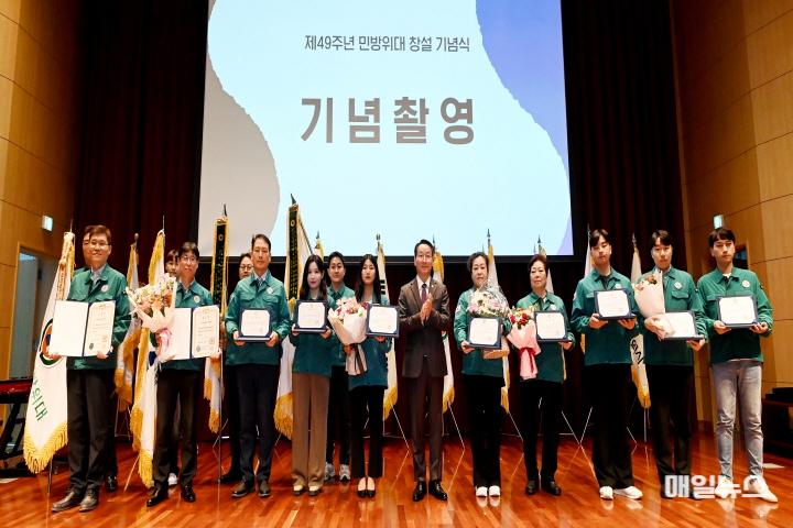 유정복 인천광역시장이 4일 연수구 G타워에서 열린 '제49주년 민방위대 창설 기념행사'에서 유공자 표창을 수여하고 있다. ⓒ 인천시 유정복 인천광역시장이 4일 연수구 G타워에서 열린 '제49주년 민방위대 창설 기념행사'에서 유공자 표창을 수여하고 있다.0.JPG