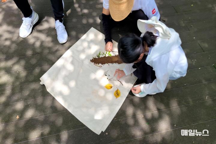 마니산 치유의 숲 자연물을 이용해 놀이를 즐기고있다0.jpg