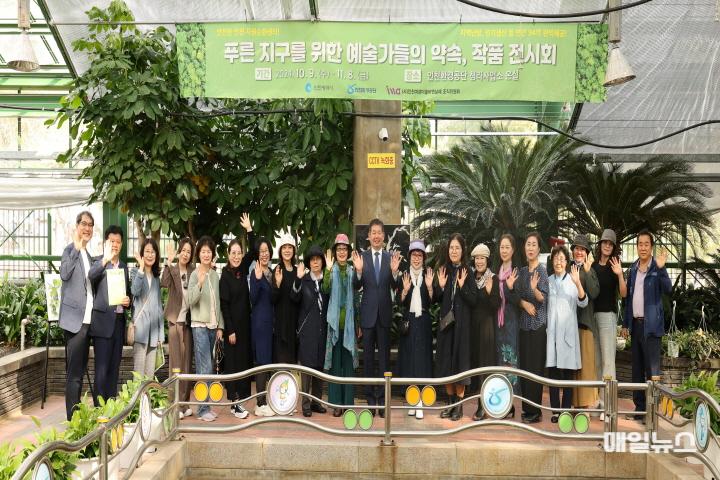청라자원순환센터 온실에서 공단 관계자와 미술 작가들이 개막 후 기념촬영을 하고 있다. ⓒ 인천환경공단 7D0A0442(보도3)0.JPG